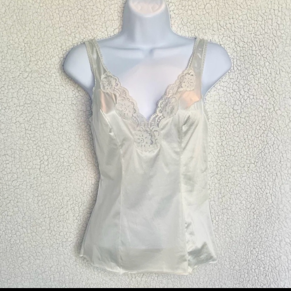 NWOT vtg Vassarette slip top/cami satiny with lace detail & trim